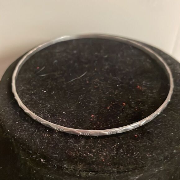 Retro 1990s 7.5” polished silver tone diamond etched stackable bangle bracelet - Picture 3 of 10